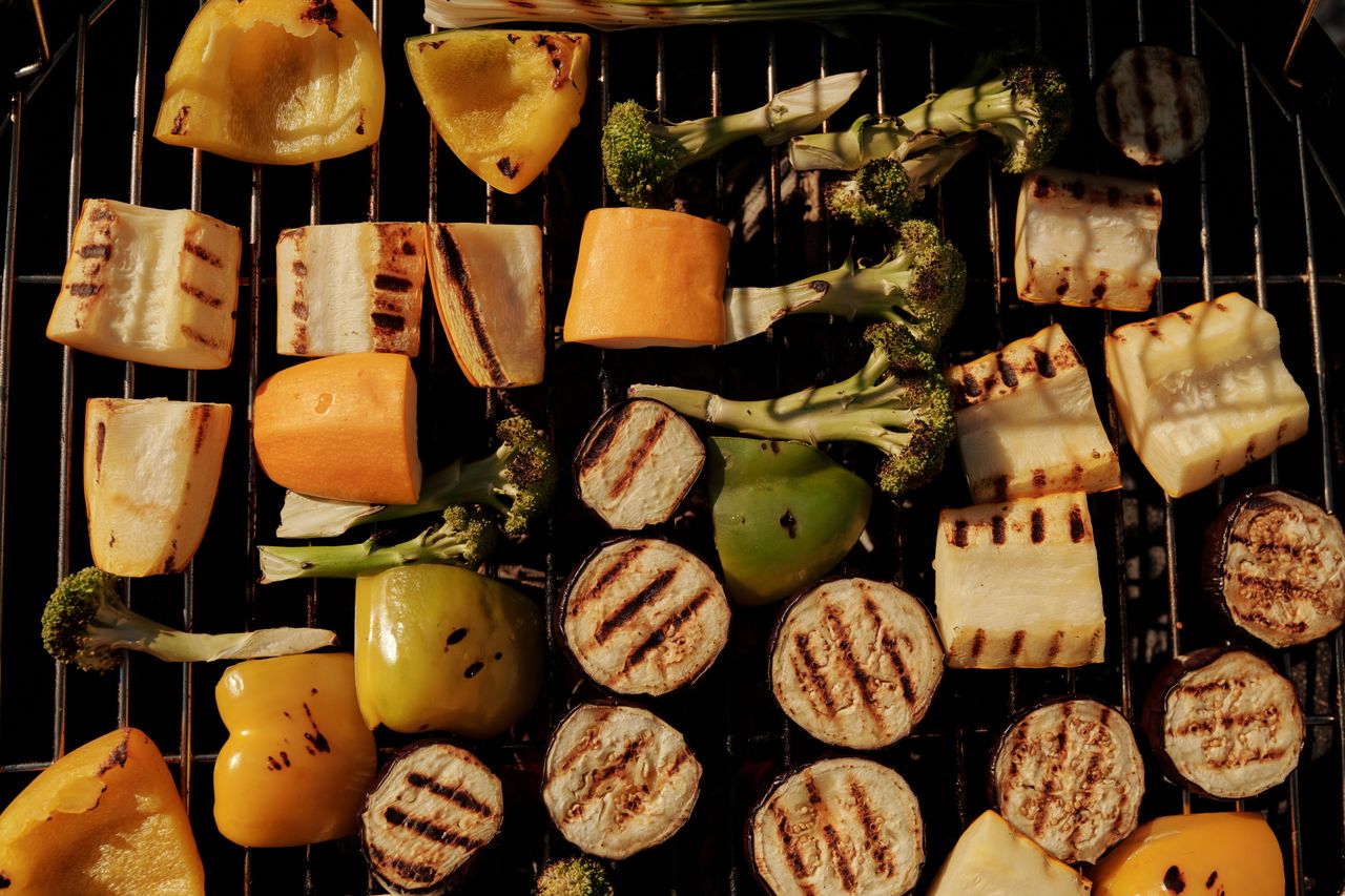 Calories on the grill: corn, potatoes, veg, sausages and bread