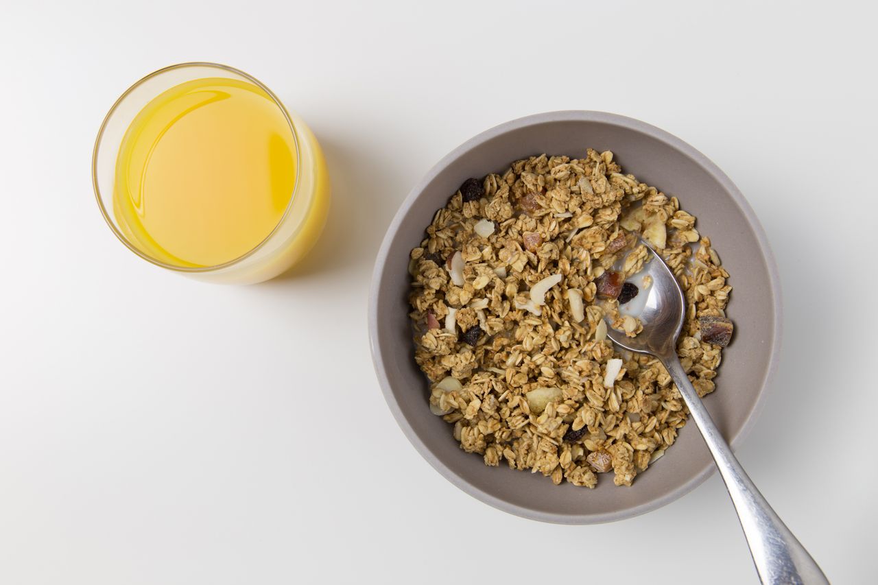 Ready-made breakfasts by calories: granola, muesli, cereal and instant porridge
